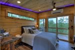 3 Peaks - Queen Bed in Treehouse 